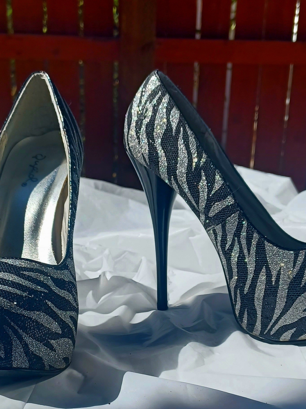 Qupid Women's Black and Silver